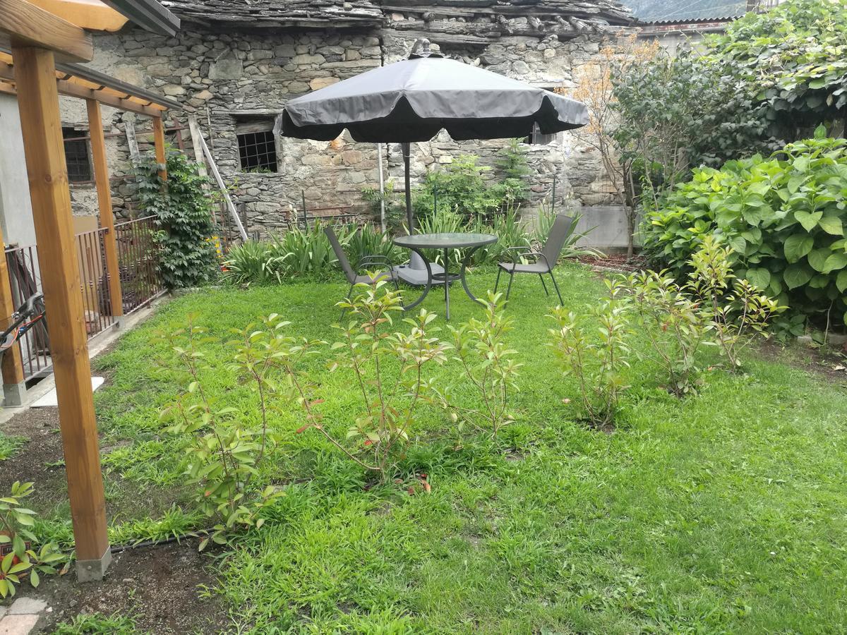 B&B La Maison D' Amelie Camere E Appartamenti Fenis Exterior photo